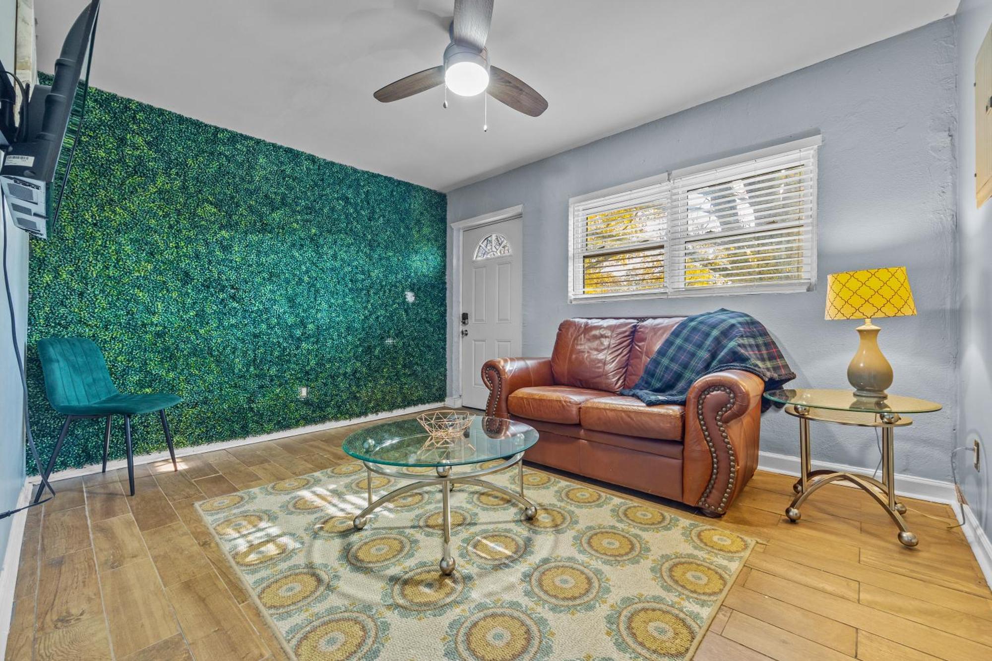 Tenement Treasure - Renovated Mechanicsville Ferienhaus *